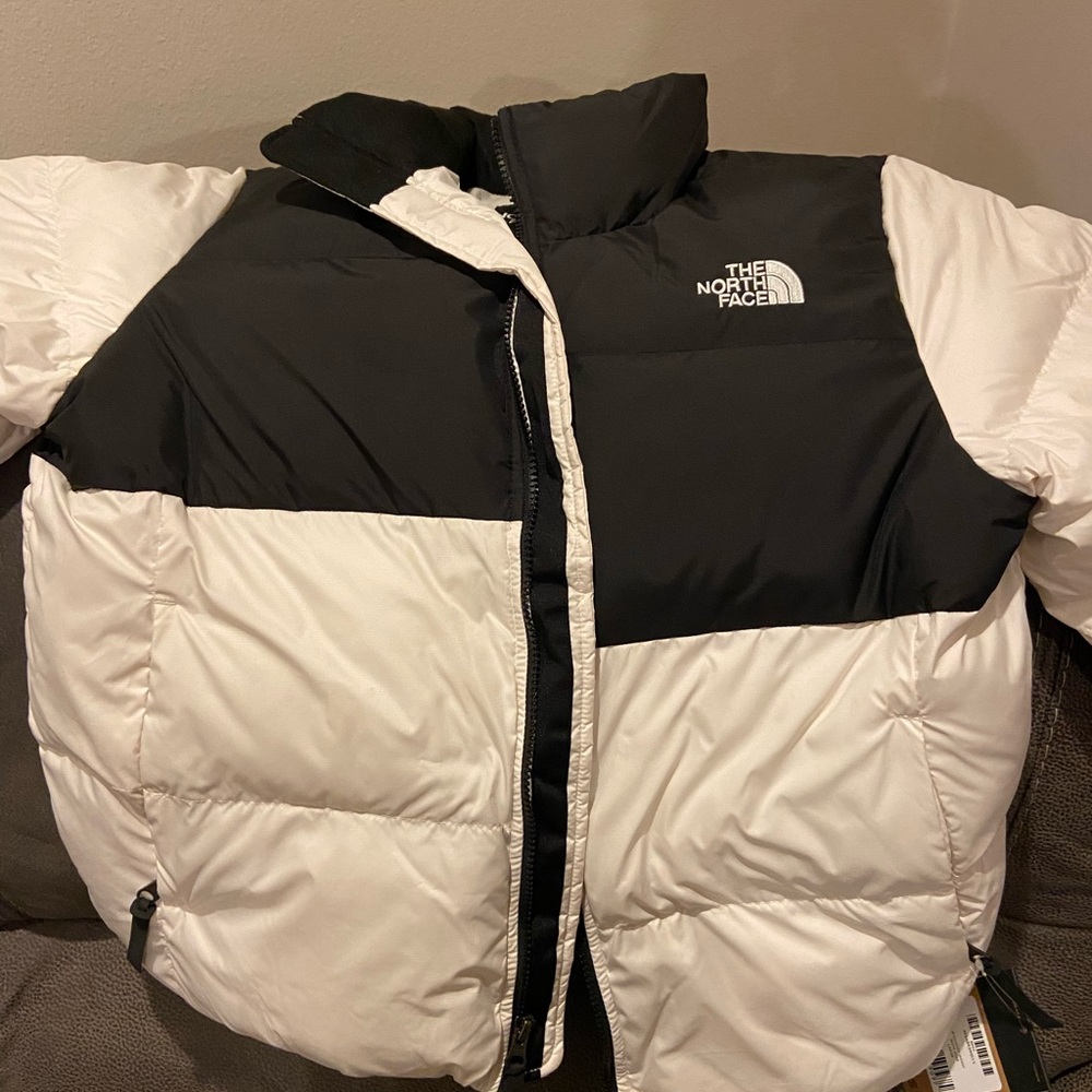 BRAND NEW! 🥰The North Face retro Nuptse jacket. The trendy it jacket right now!!